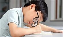 Cảnh báo 3 triệu trẻ em Việt mắc tật khúc xạ cần được chỉnh kính